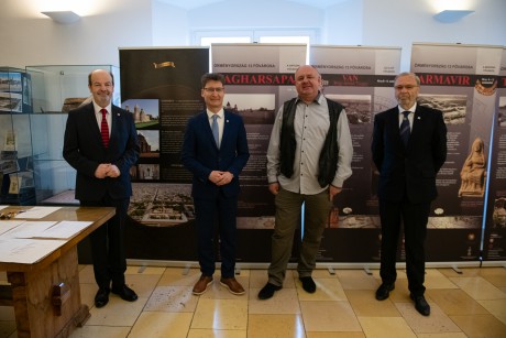 Különleges örmény tablókiállítás nyílt a Városháza emeletén - Partnerségi kapcsolat körvonalazódik Etchmiadzin városával